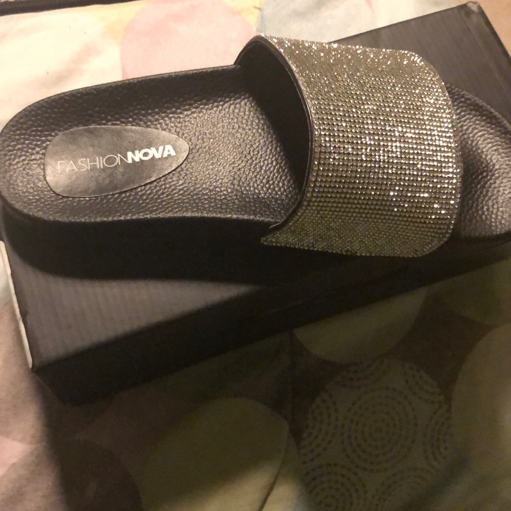 Fashion Nova: Let is shine slide In black
